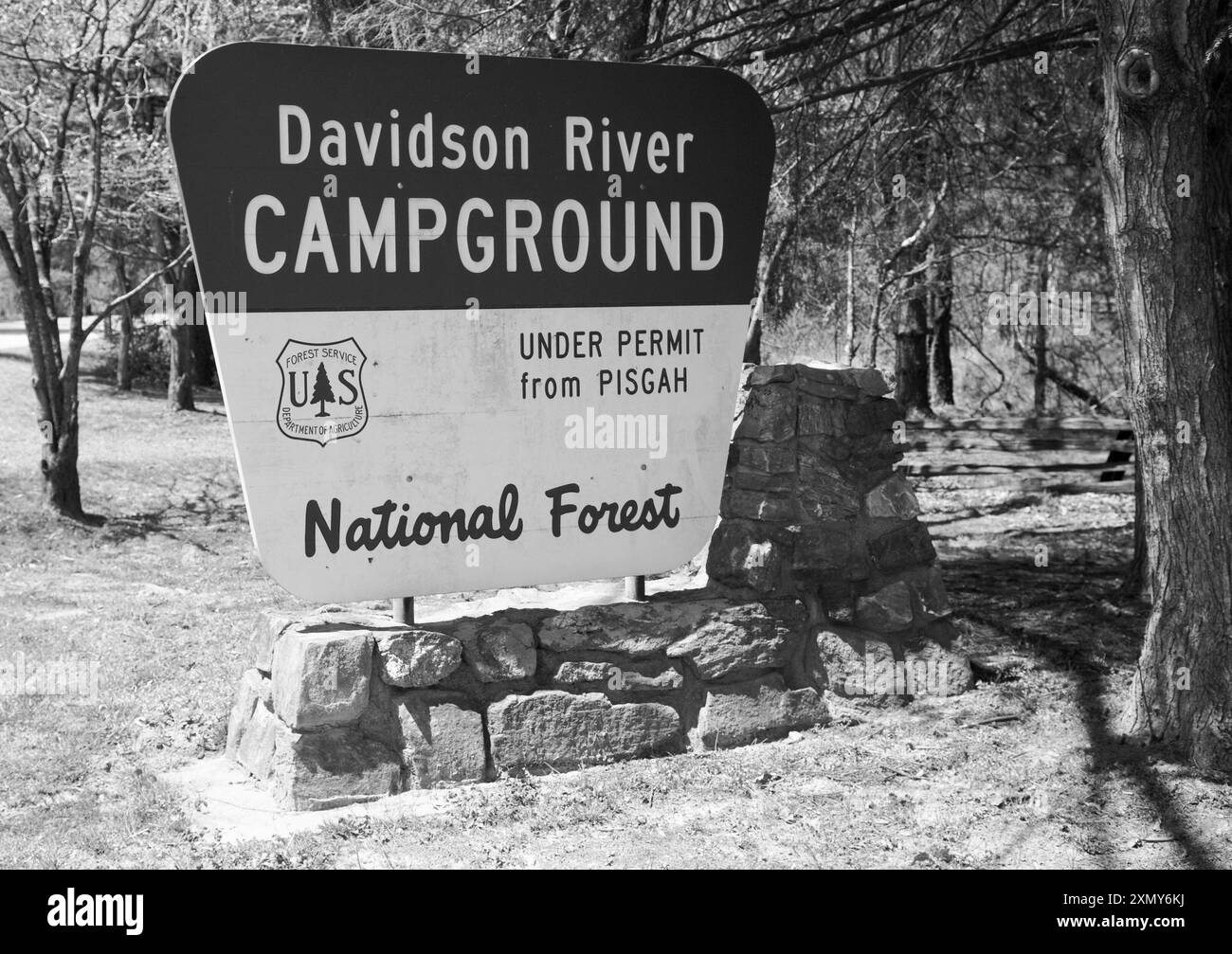 Eintrittsschild zum Davidson River Campground in Hendersonville, North Carolina, USA Stockfoto