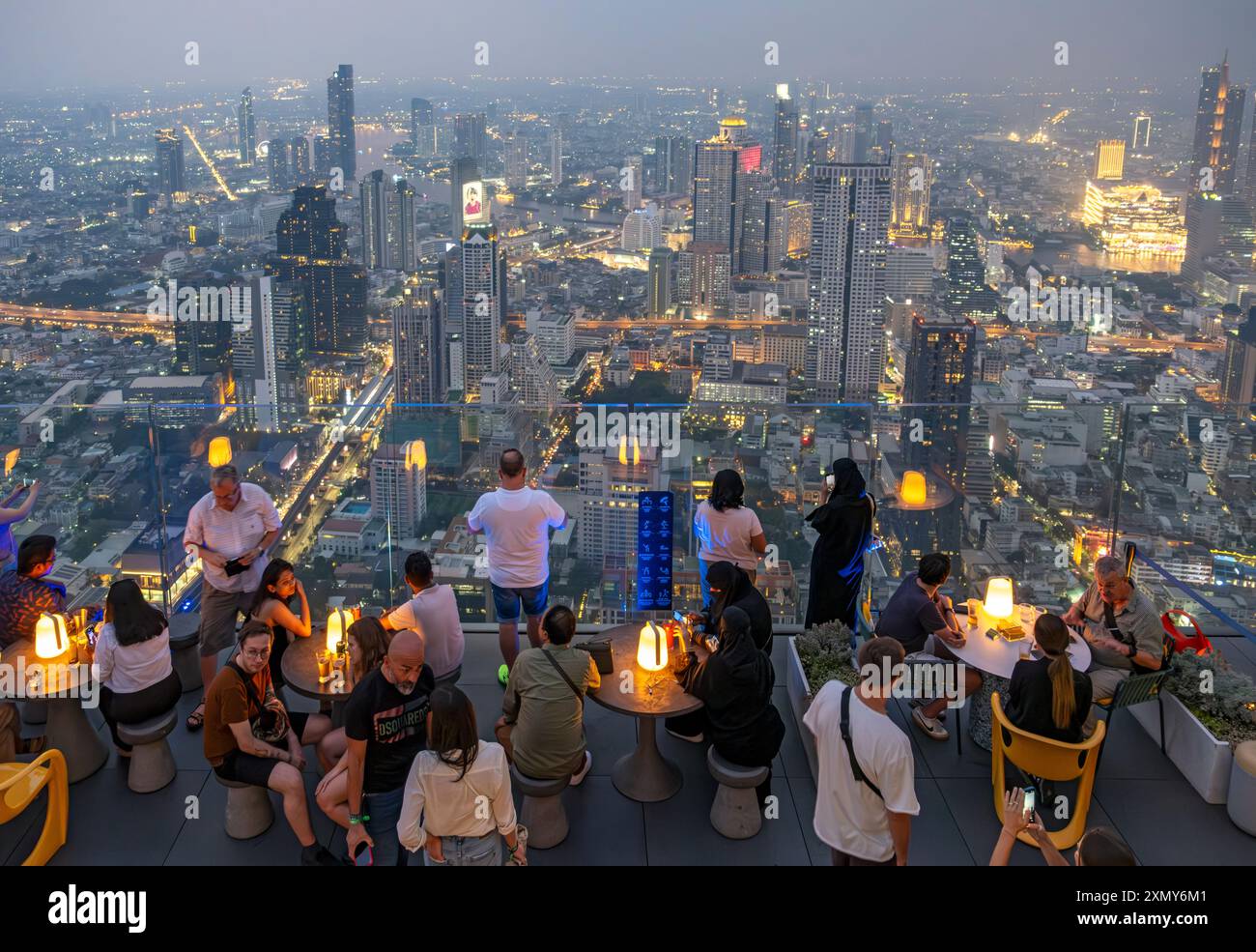 Blick auf die Wolkenkratzer der Skyline von Bangkok von der Aussichtsplattform des King Power Mahanakhon Gebäudes, Thailand Stockfoto