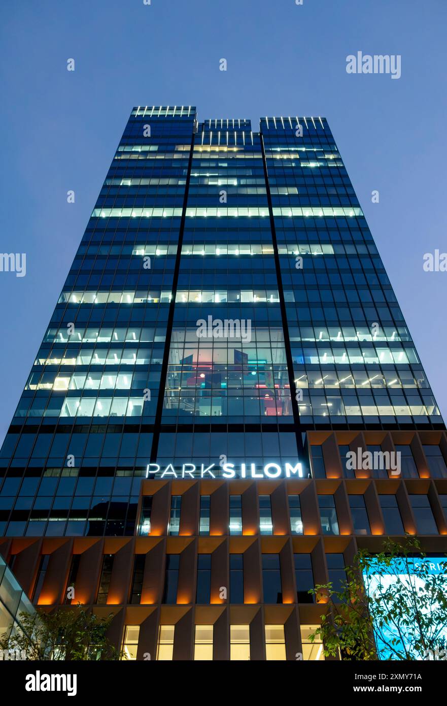 Flacher Blick auf das Park Silom Office Building bei Nacht, Bangkok, Thailand Stockfoto