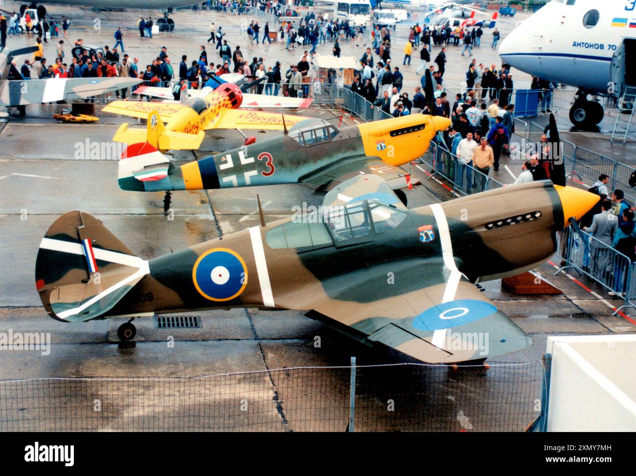 Curtiss P-40E Kittyhawk NZ3009 mit Hispano Buchon G-BOML Stockfoto