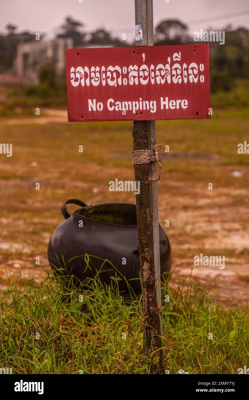 Zweisprachiges „No Camping HERE“-Schild und Abfalleimer aus recyceltem Gummi. Popokvil Wasserfall. Bokor Mountain, Provinz Kampot, Kambodscha. © Kraig Lieb Stockfoto