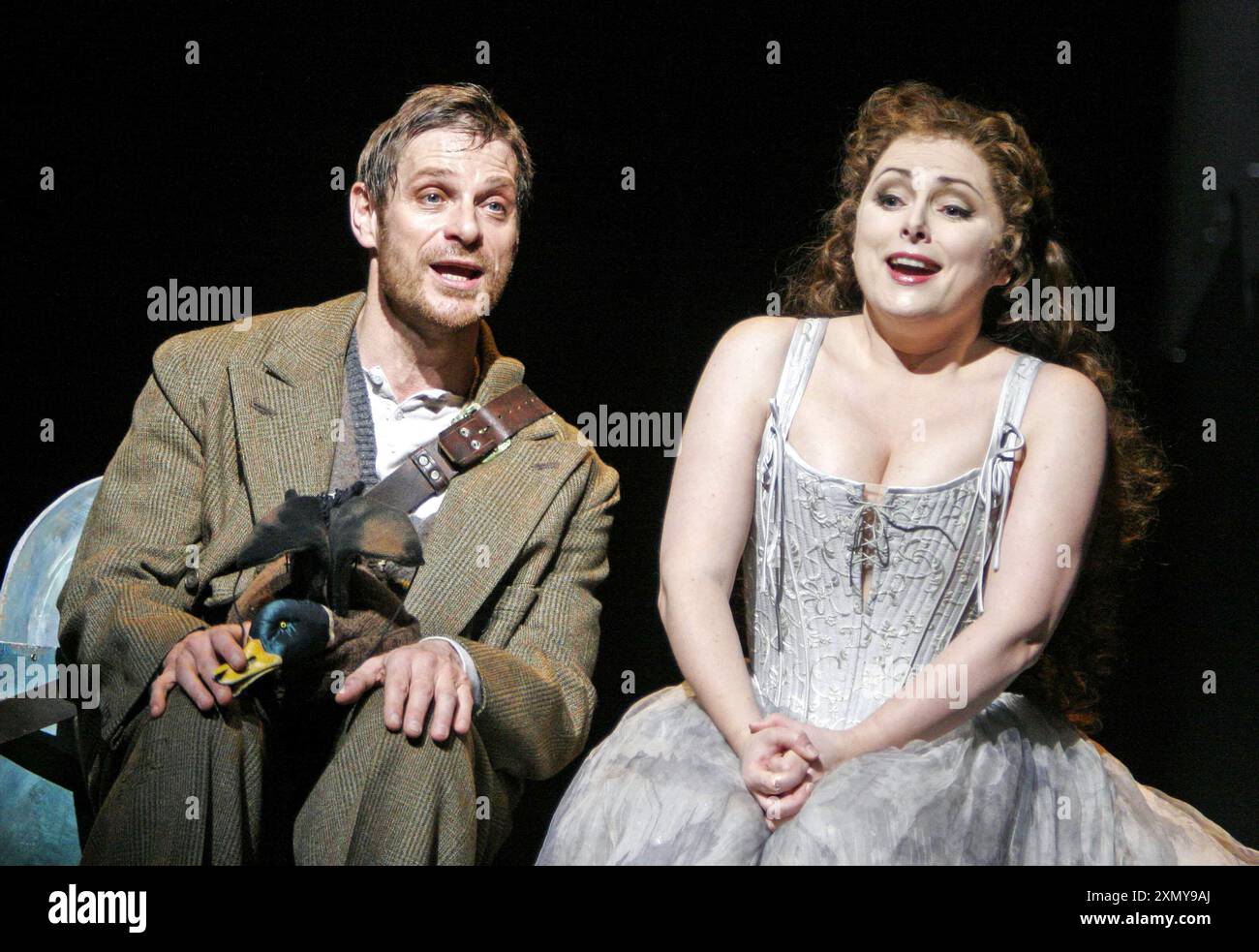 Simon Keenlyside (Papageno), Rebecca Evans (Pamina) in DIE ZAUBERFLOTE von Mozart an der Royal Opera, Covent Garden, London WC2 14/02/2005 Musik: Wolfgang Amadeus Mozart Libretto: Emanuel Schikaneder Dirigent: Charles Mackerras Design: John F Macfarlane Beleuchtung: Paule Constable Choreograf: Leah Hausman ursprünglicher Regisseur: David McVicar Stockfoto