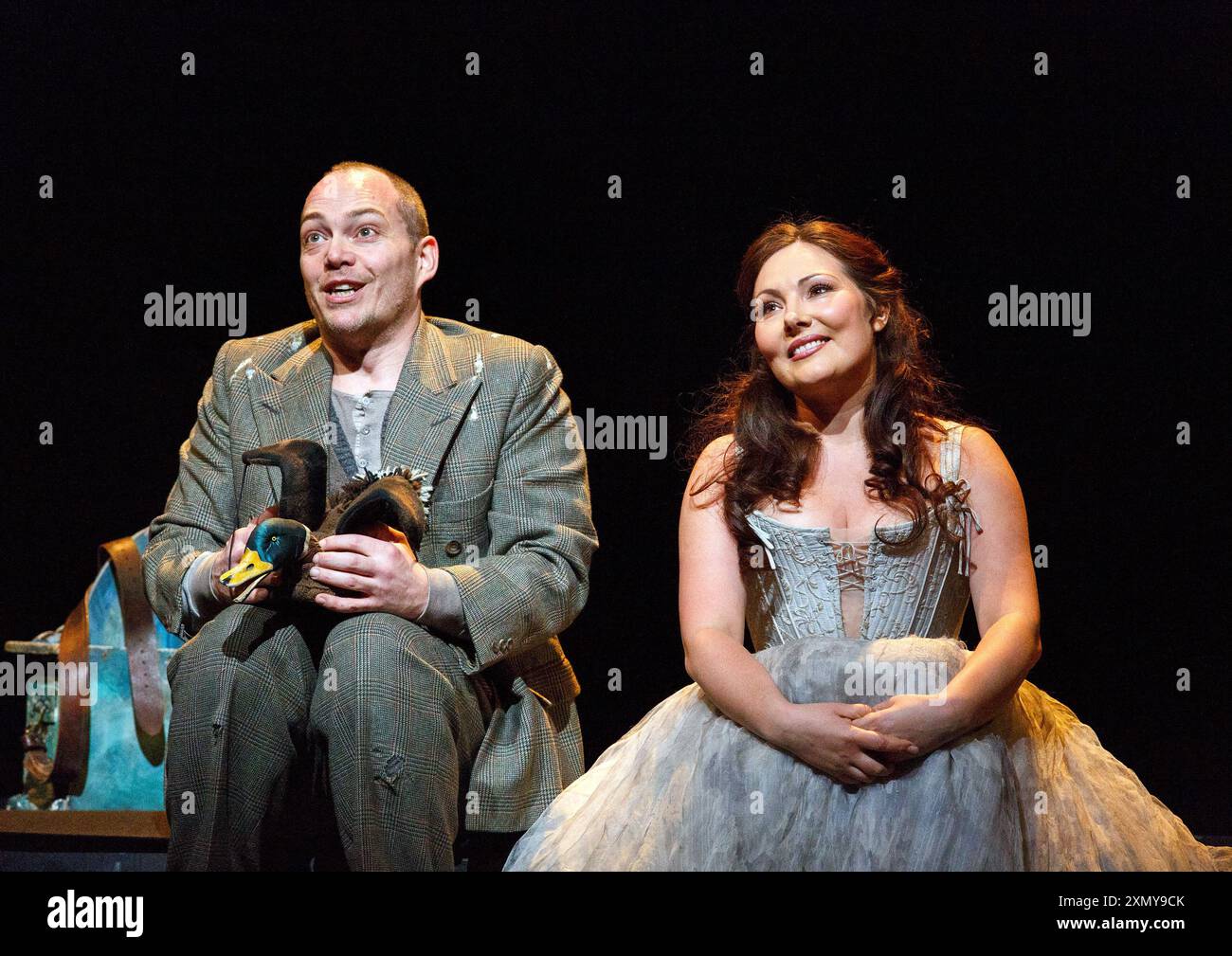 Christopher Maltman (Papageno), Ekaterina Siurina (Pamina) in DIE ZAUBERFLOTE von Mozart an der Royal Opera, Covent Garden, London WC2 16/04/2013 Musik: Wolfgang Amadeus Mozart Libretto: Emanuel Schikaneder Dirigent: Julia Jones Design: John F Macfarlane Beleuchtung: Paule Constable Choreograf: Leah Hausman Originalregisseur: David McVicar Stockfoto