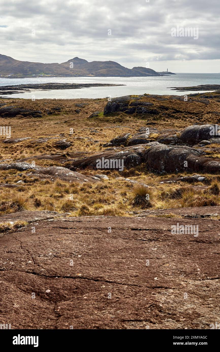 Blick in südwestlicher Richtung zum Leuchtturm am Punkt von Ardnamurchan über die Sanna Bay von der Höhe über Sanna, Ardnamurchan Halbinsel, Schottland Stockfoto