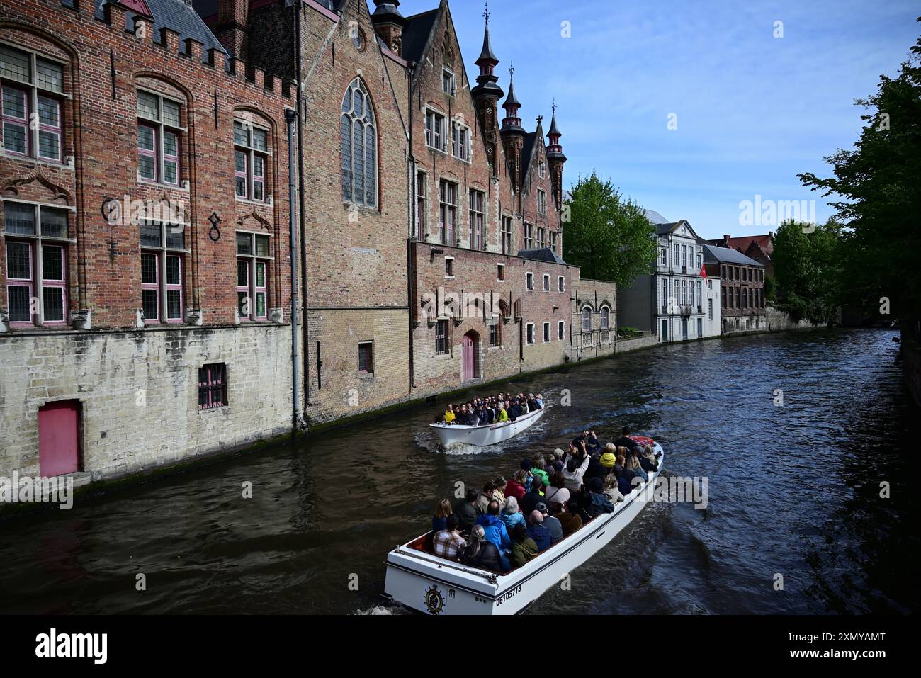 Kanalboote und Immobilien am Wasser in Brügge, Belgien. Stockfoto