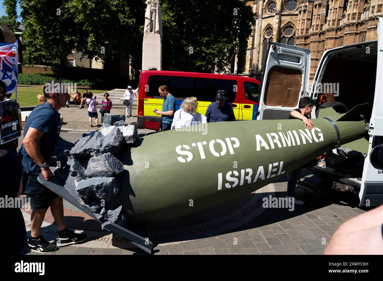 Die Installation einer 16 Fuß langen Nachbildung der Mark 84 2.000 Bombe durch Oxfam im Old Palace Yard in Westminster, London, als Oxfams die britische Regierung auffordert, den Waffenverkauf an Israel einzustellen. Bilddatum: Dienstag, 30. Juli 2024. Stockfoto