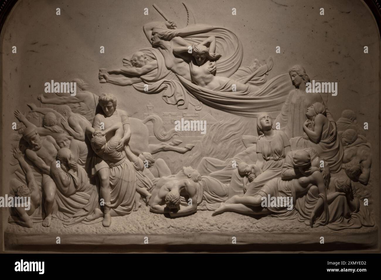 Eine detaillierte Basreliefs-Skulptur im Pena Palace fängt eine dramatische Szene ein Stockfoto
