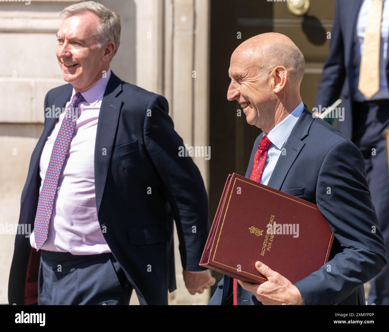 London, Großbritannien. 30. Juli 2024. Admiral Sir Tony Radakin, Chief of the Defense Staff (links) und John Healey, Verteidigungsminister, verlassen eine Kabinettssitzung in der Downing Street 10 London. Quelle: Ian Davidson/Alamy Live News Stockfoto