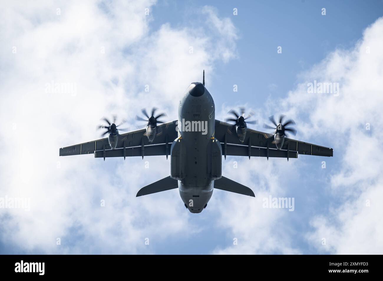 Ein Airbus A400M der Luftwaffe bei einem Überflug an der Staatsdomäne Waldhof. Das Gelände an der Staatsdomäne Waldhof auf der Gemarkung Geislingen im Zollernalbkreis soll für Fallschirm-Luftlandungs-Übungen und Übungen zum Absetzen von Lasten durch das Kommando Spezialkräfte KSK der Bundeswehr und durch die US-Streitkräfte dienen. Rosenfeld Baden-Württemberg Deutschland *** ein Airbus A400M der Deutschen Luftwaffe während eines Überflugs auf das Staatsgebiet Waldhof soll das Gebiet auf dem Staatsgebiet Waldhof im Landkreis Geislingen im Zollernalbkreis für Fallschirmlandungen genutzt werden Stockfoto