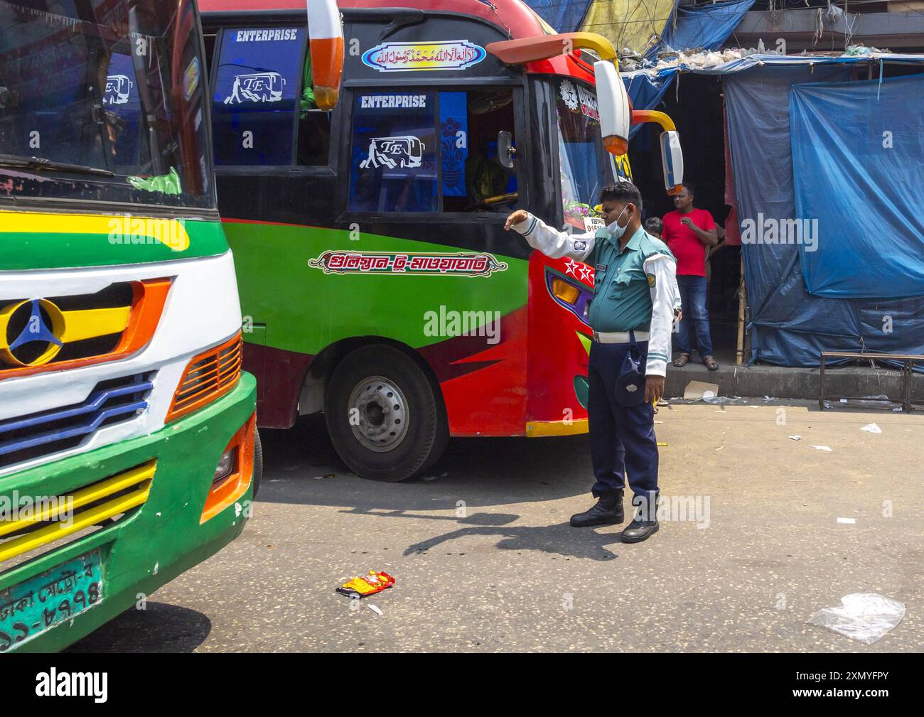 Bangladeschischer Verkehrssicherheitsbeamter auf der Straße, Dhaka Division, Dhaka, Bangladesch Stockfoto