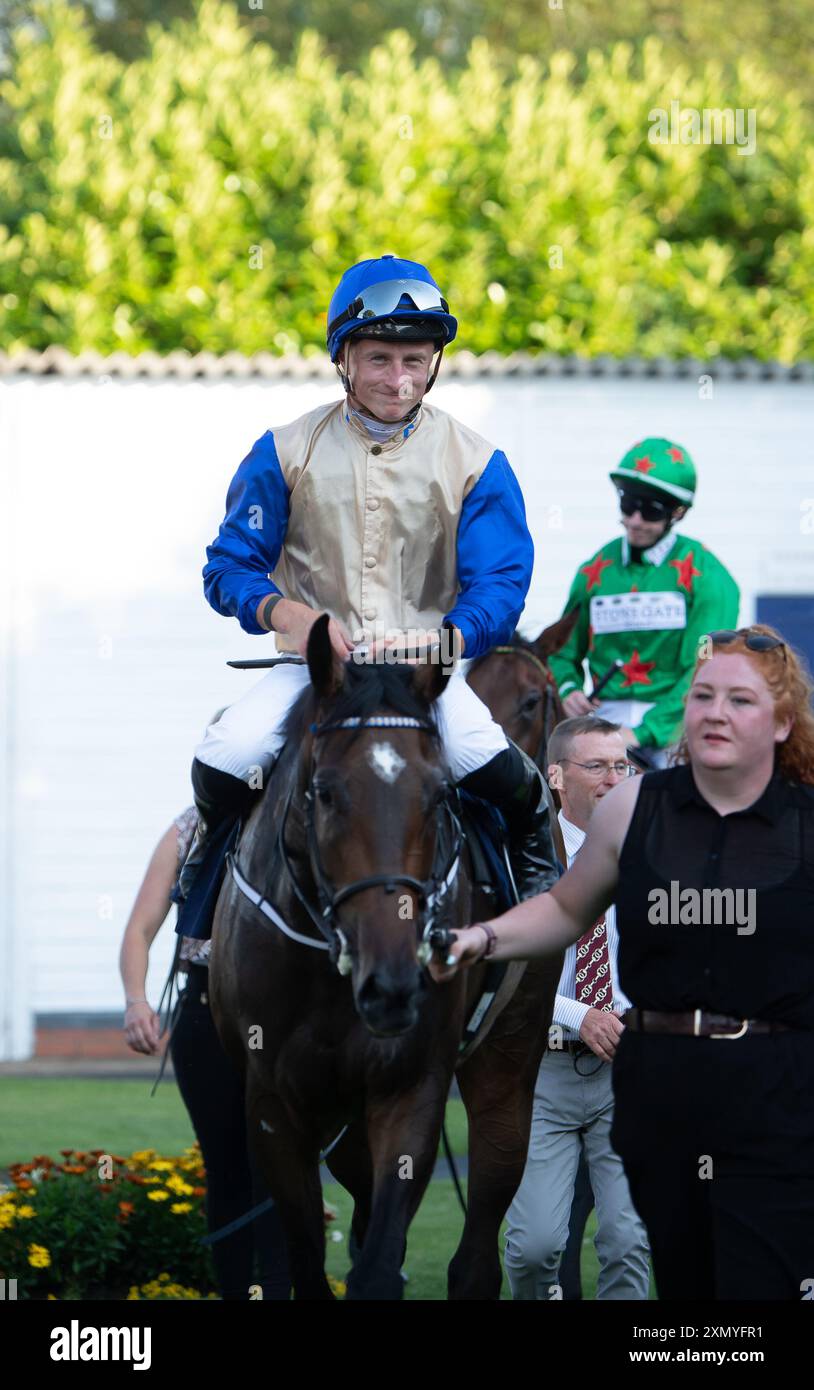 Windsor, Berkshire, Großbritannien. Juli 2024. Horse Chorus, geritten von Jockey Tom Marquand, gewinnt die Download the Racing App 43 Now Fillies' Neuling Stakes (Klasse 5) (GBB Race) auf der Royal Windsor Racecourse in Berkshire. Besitzer und Züchter Fittocks Stud, Trainer William Haggas. Quelle: Maureen McLean/Alamy Live News Stockfoto