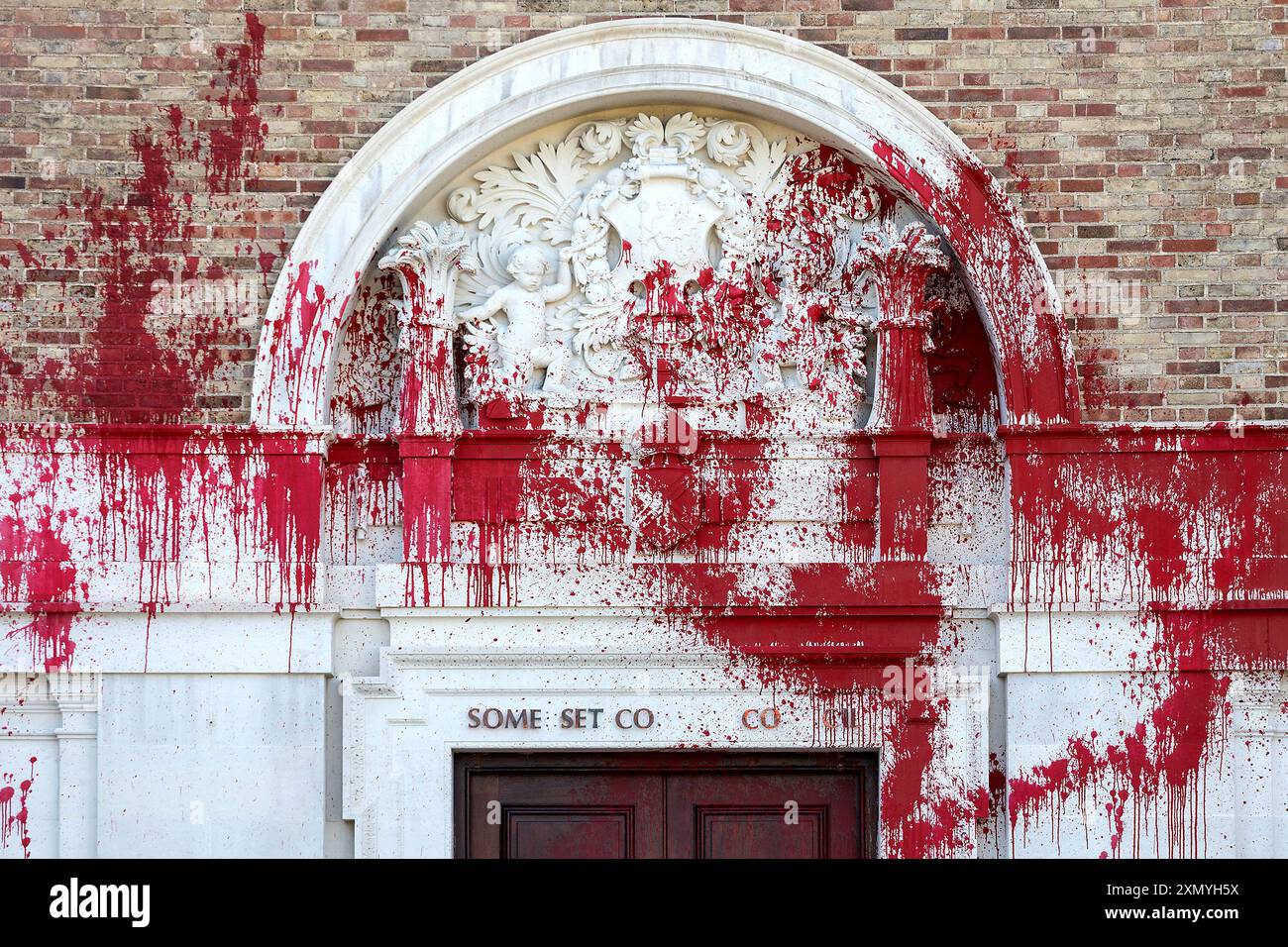 Taunton, Großbritannien, 30. Juli 2024. Die denkmalgeschützte County Hall in Taunton, Somerset, Großbritannien, wurde von Vandalen angegriffen, indem sie rote Farbe besprühten und Fenster zerbrachen. Dies ist das vierte Mal, dass das Gebäude von Vandalen angegriffen wurde, die wollen, dass der Somerset Council die britische Verteidigungsfirma Elbit Systems aus einem Geschäftsgebäude des Somerset council in Bristol vertreibt. Die Demonstranten behaupten, dass Elbit Systems Verbindungen zu Israel hat, aber das Unternehmen behauptet, dass nichts von seinem Standort in Bristol nach Israel geschickt wird. Die palästinensische Aktion, die die vorherigen Angriffe durchgeführt hat, sagte, dass sie hinter den jüngsten Schäden stehe. Gutschrift: Mark Pass Stockfoto