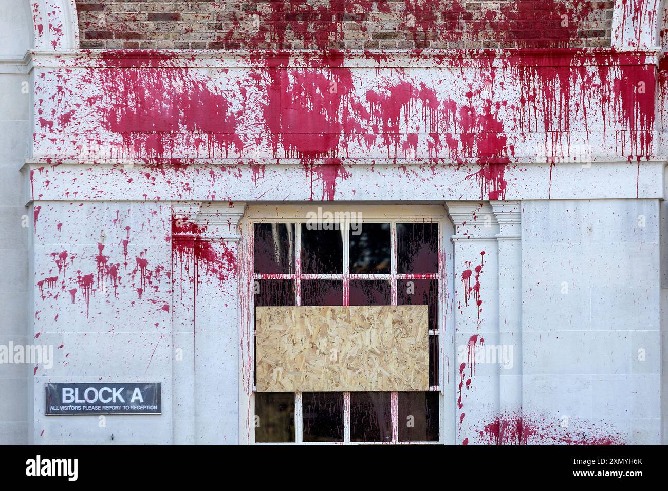 Taunton, Großbritannien, 30. Juli 2024. Die denkmalgeschützte County Hall in Taunton, Somerset, Großbritannien, wurde von Vandalen angegriffen, indem sie rote Farbe besprühten und Fenster zerbrachen. Dies ist das vierte Mal, dass das Gebäude von Vandalen angegriffen wurde, die wollen, dass der Somerset Council die britische Verteidigungsfirma Elbit Systems aus einem Geschäftsgebäude des Somerset council in Bristol vertreibt. Die Demonstranten behaupten, dass Elbit Systems Verbindungen zu Israel hat, aber das Unternehmen behauptet, dass nichts von seinem Standort in Bristol nach Israel geschickt wird. Die palästinensische Aktion, die die vorherigen Angriffe durchgeführt hat, sagte, dass sie hinter den jüngsten Schäden stehe. Gutschrift: Mark Pass Stockfoto