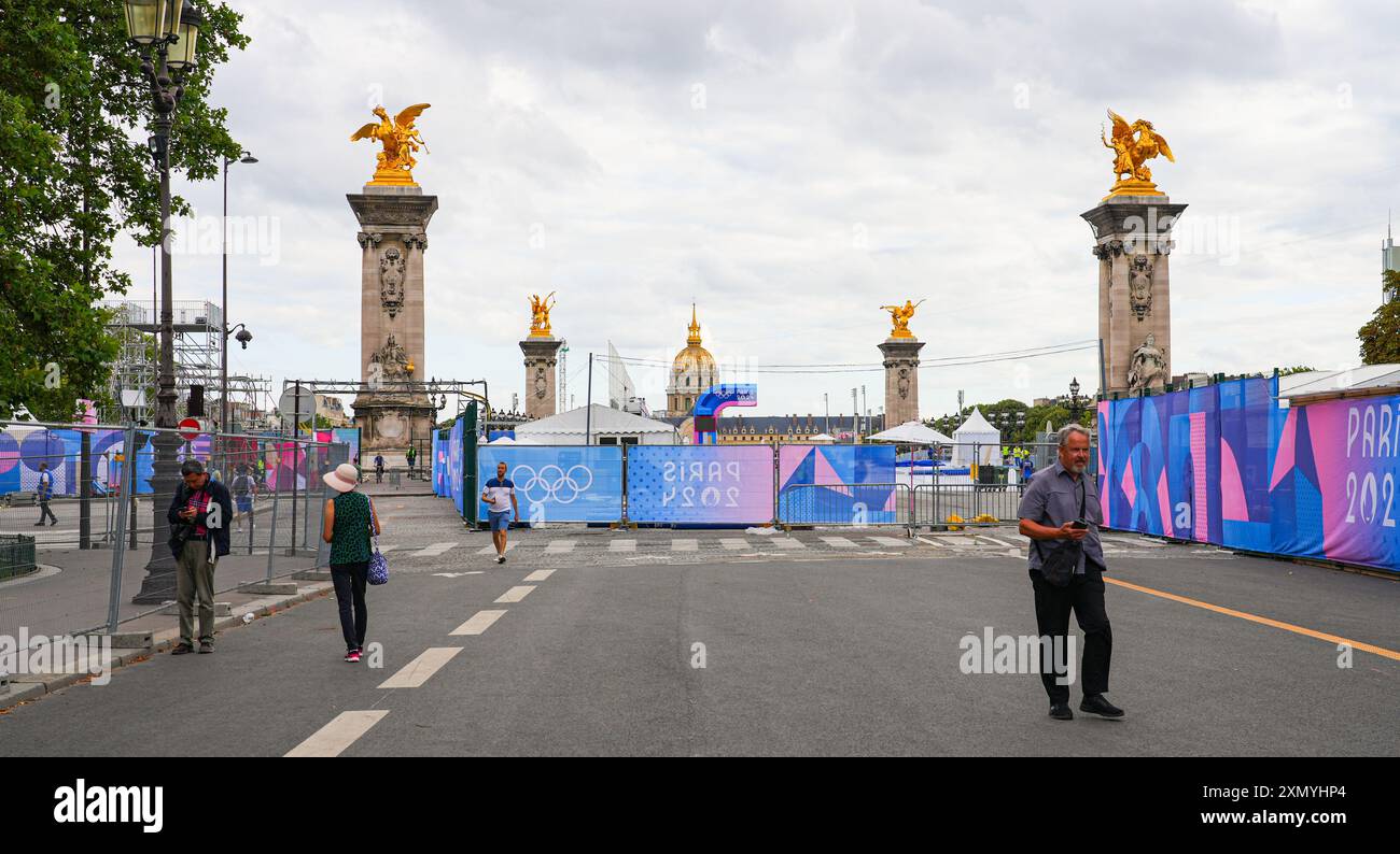 Barrieren, die den Zugang zur Pont Alexandre III. Über die seine für die Eröffnungszeremonie der Pariser 2024 Sum behindern Stockfoto