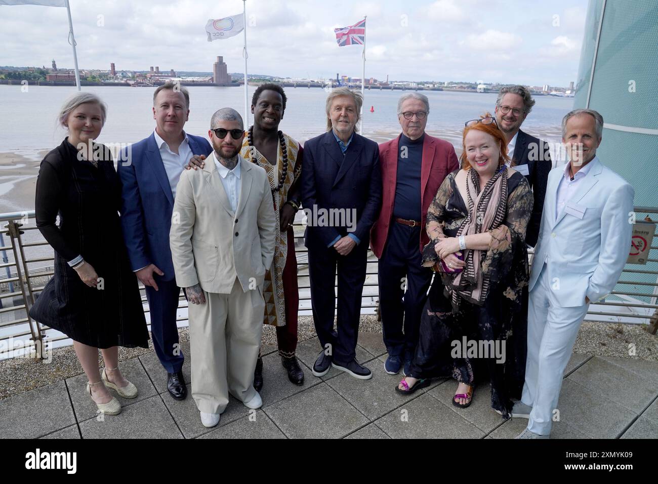 Sir Paul McCartney und sein Liverpool Institute of Performing Arts (LIPA) Begleiter für 2024 (von links nach rechts) Vick Bain, LIPA-CEO Sean McNamara, Jamie Lloyd, Kobna Holdbrook-Smith, Sir Paul Mc Cartney, Mark Featherstone-Witty, Rae Smith, Daniel Sennheiser und Andreas Sennheisser, bei der jährlichen Abschlussfeier für die LIPA im ACC Liverpool. Bilddatum: Dienstag, 30. Juli 2024. Stockfoto