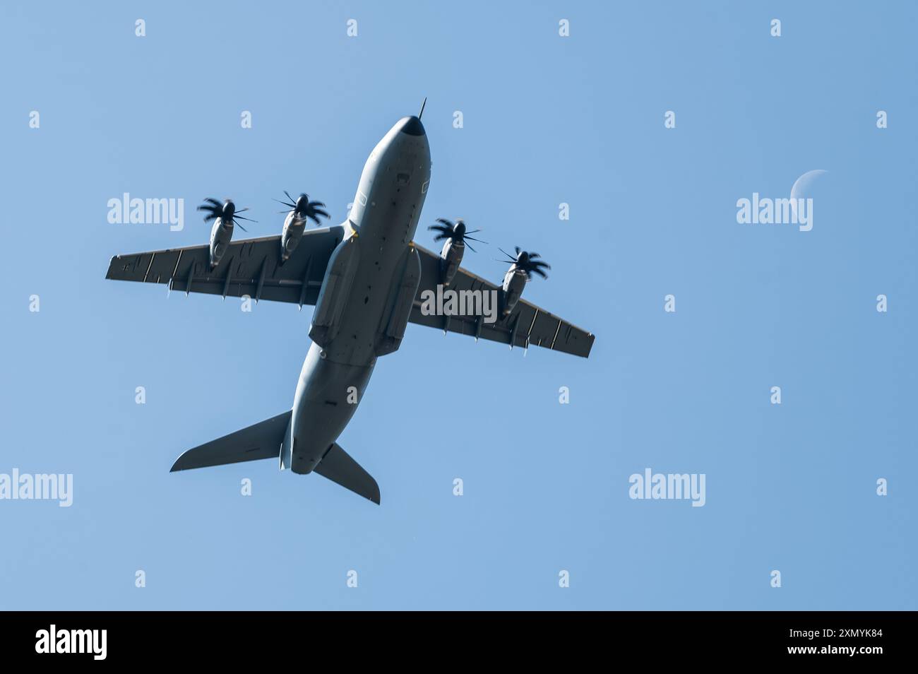 Rosenfeld, Deutschland. 30. Juli 2024. Ein Airbus A400M der deutschen Luftwaffe, der über das Waldhof-Staatsgebiet fliegt. Das Gelände auf dem Landgut Waldhof im Landkreis Geislingen im Zollernalbkreis soll für Fallschirmlandungsübungen und Übungen zum Abwerfen von Lasten durch das Sonderkommando (KSK) der Bundeswehr und der US-Armee genutzt werden. Quelle: Silas Stein/dpa/Alamy Live News Stockfoto