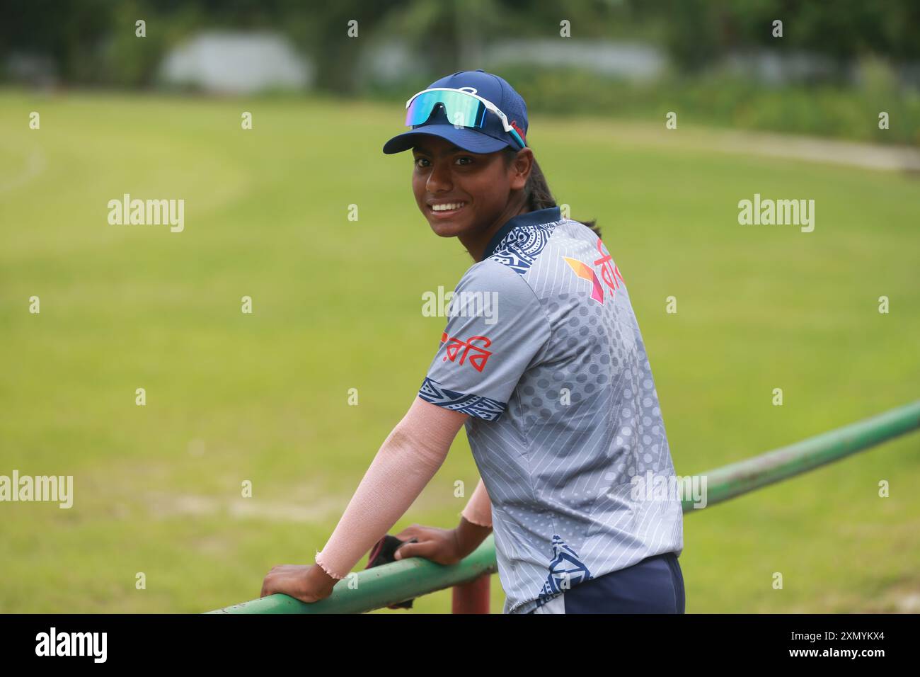 Die Bangladesche Fast-Bowlerin Marufa Akhter besucht das Cricket-Team der Frauen in Bangladesch im Krira Shikkha Protishtan Ground-4 in Zira Stockfoto