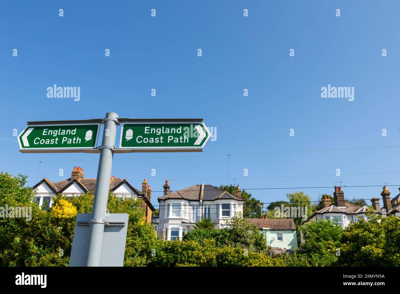 Schild für den England Coast Path in Old Leigh, einem historischen Fischerdorf unterhalb von Leigh on Sea Town, Essex, Großbritannien. Abschnitt über die Themse und Mündung der Themse Stockfoto