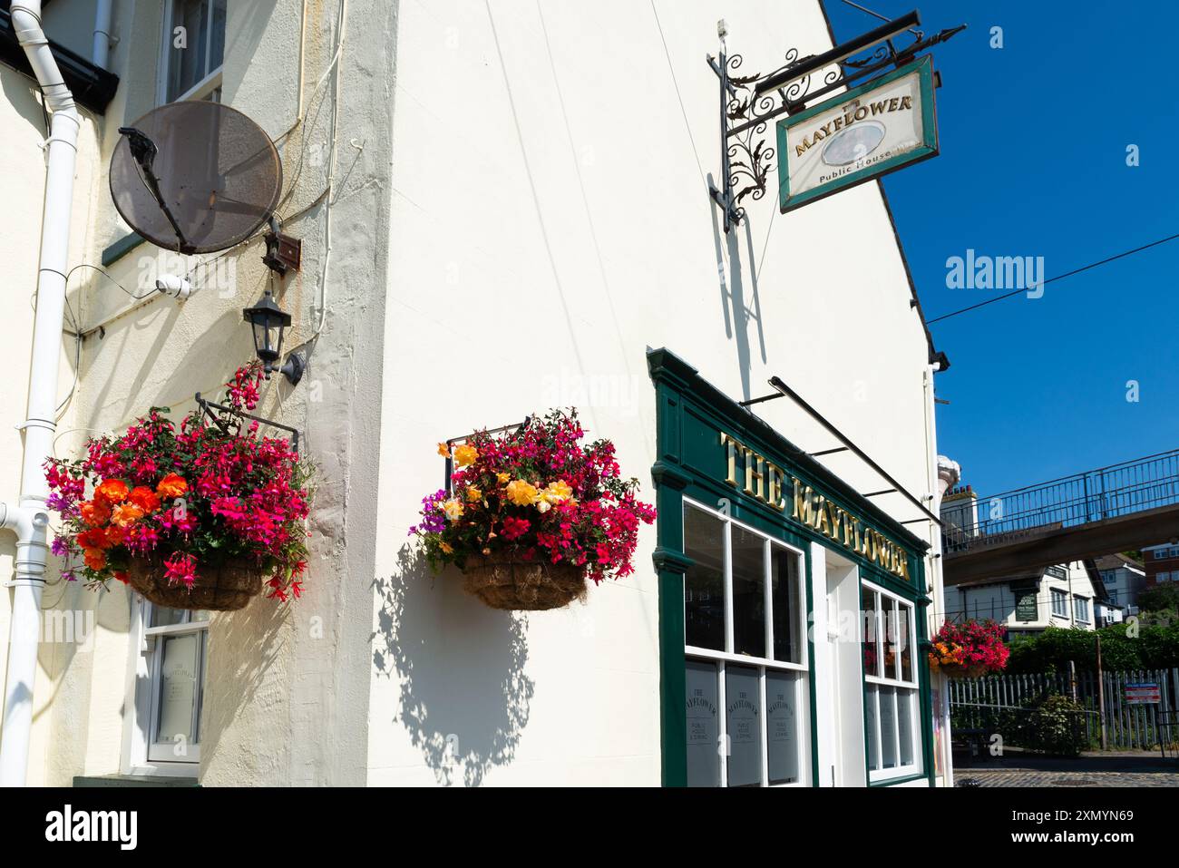 Der Mayflower Pub in der High Street in Old Leigh, einem historischen Fischerdorf unterhalb von Leigh on Sea Town, Essex, Großbritannien. Malerischer Pub mit hängenden Körben Stockfoto