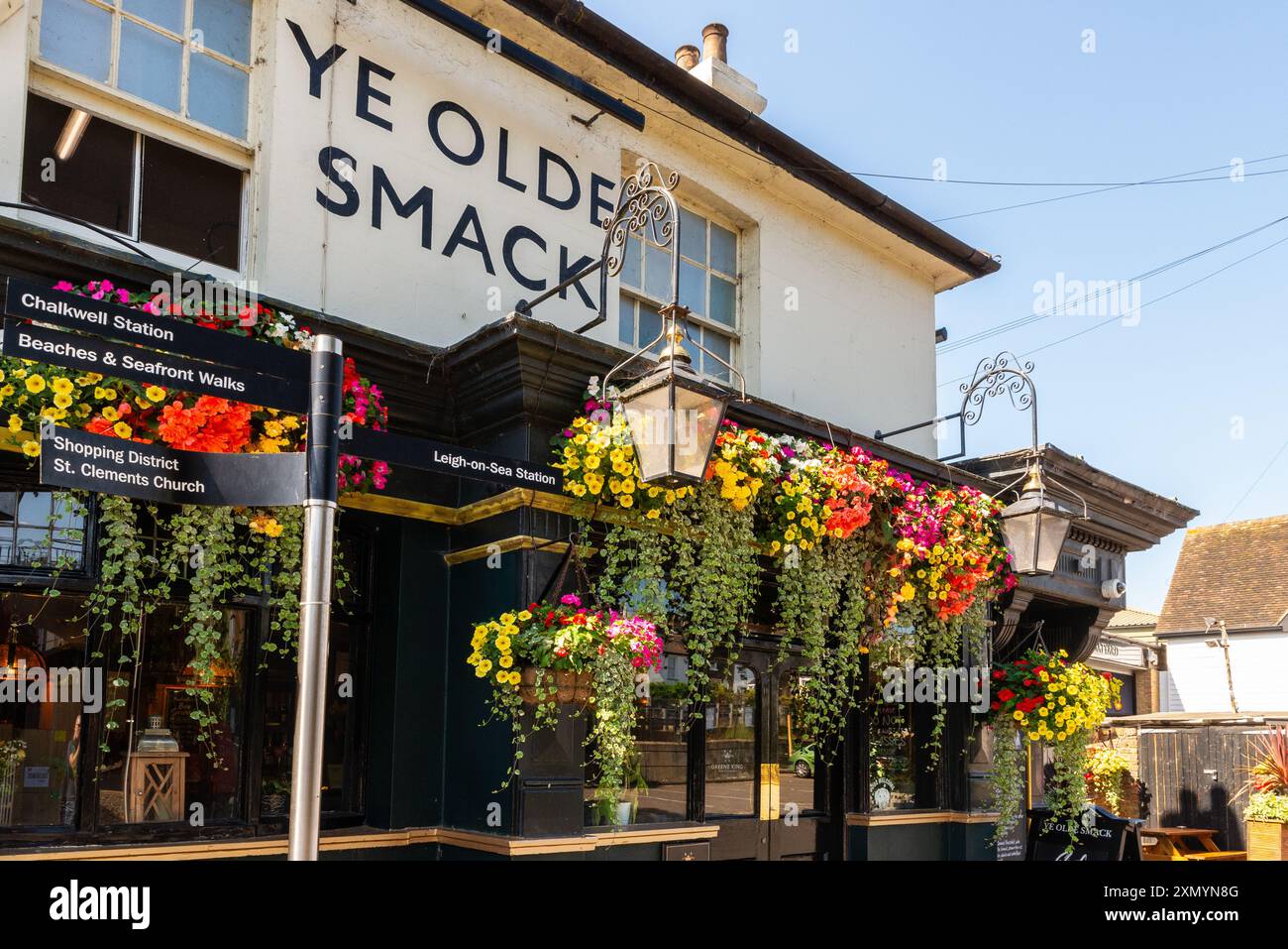 YE Olde Smack Pub in Old Leigh, einem historischen Fischerdorf unterhalb von Leigh on Sea Town, Essex, Großbritannien. Mit malerischer Blumendekoration und Zielschild Stockfoto