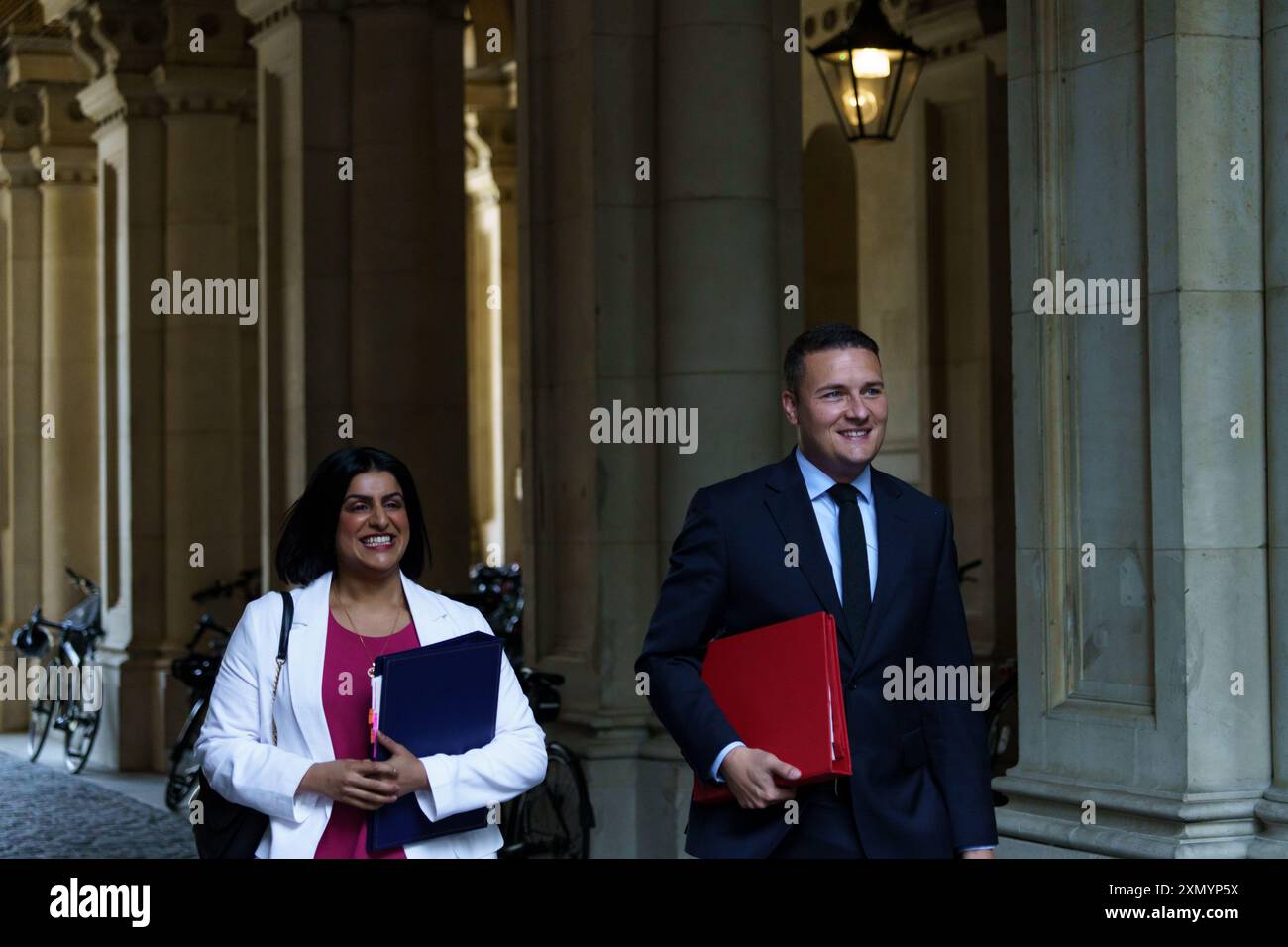 Downing Street, London, Großbritannien. Juli 2024. Die Herren kommen zum letzten Kabinett vor der Sommerpause. IM BILD: RT Hon Shabana Mahmood, Secretary of State for Justice (LT), Rt Hon Wes Streeting, Secretary of State for Health (Rt) BridgetCatterall/AlamyLiveNews Stockfoto