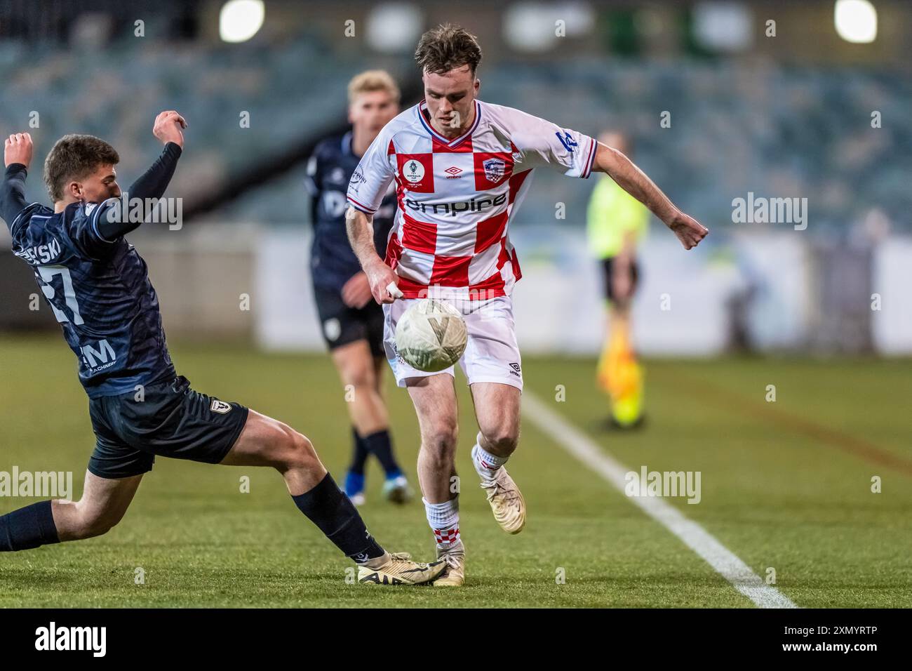 Canberra, Australien; 30. Juli 2024: Joshua Damevski von Macarthur FC versucht im Australian Cup 2024 Round of 32 Spiel zwischen O’Connor Knights SC und Macarthur FC im GIO Stadium in Canberra, Australien am 30. Juli 2024 einen Angriff auf James Driscoll von O’Connor Knights SC. (Foto: Nick Strange/Fotonic/Alamy Live News) Stockfoto