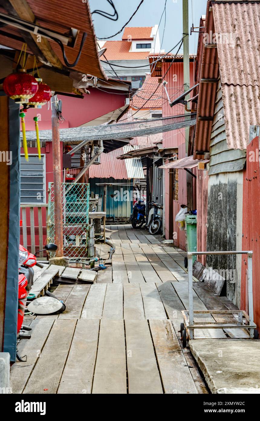 Blick auf eine Gasse mit Holzfußboden auf dem Chew Jetty in George Town, Penang, Malaysia. Stockfoto