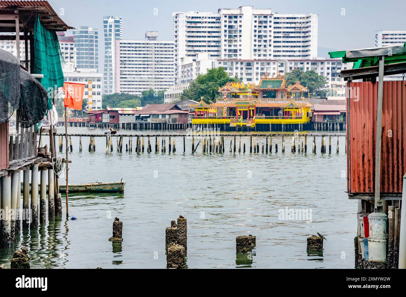 Blick über das Wasser vom Chew Jetty aus auf moderne Apartmentblöcke in George Town, Penang, Malaysia Stockfoto