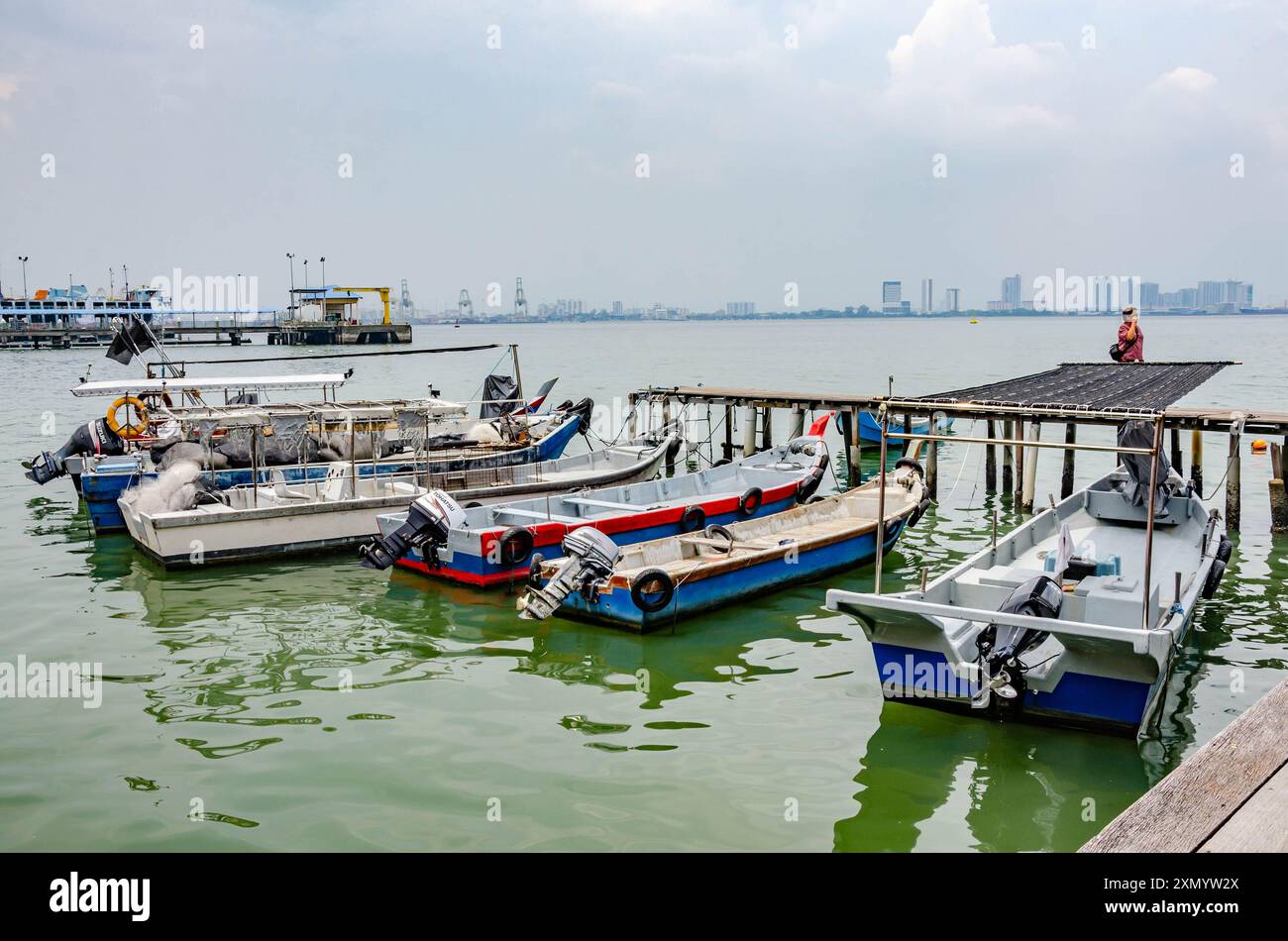Boote, die auf dem Meer schwimmen, liegen am Rand des Chew Jetty in George Town, Penang, Malaysia Stockfoto