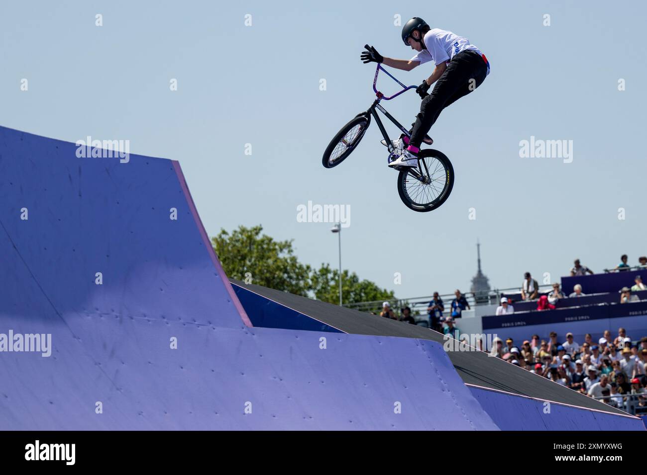 Paris, Frankreich. 30. Juli 2024. Iveta Miculycova aus Tschechien tritt am 30. Juli 2024 bei den Olympischen Spielen in Paris in der Freestyle BMX-Qualifikation für Frauen an. Quelle: Ondrej Deml/CTK Photo/Alamy Live News Stockfoto