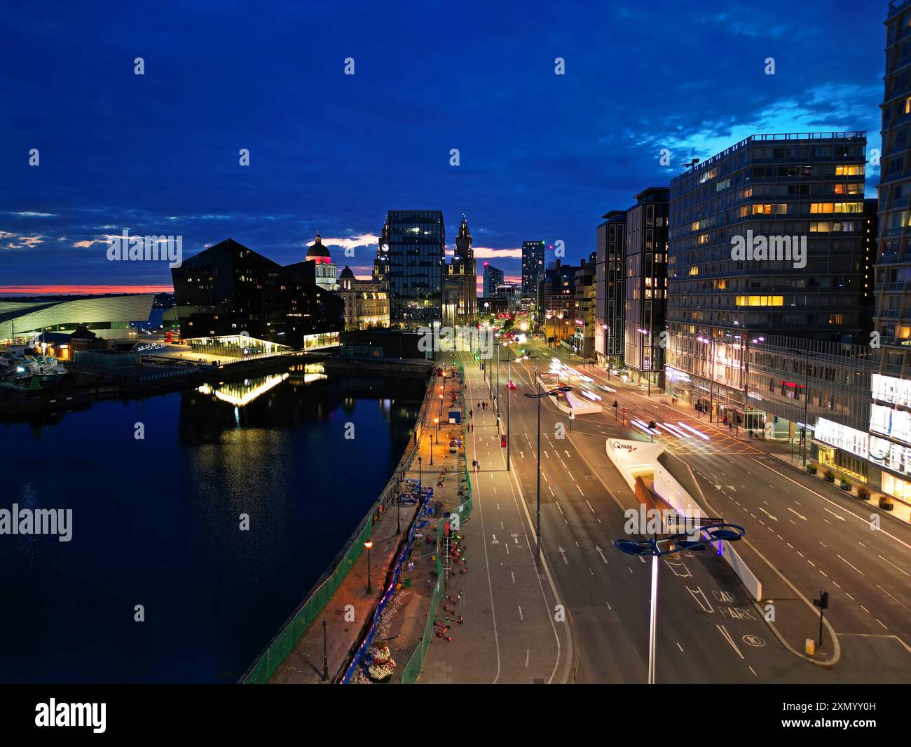Blick aus der Vogelperspektive auf den Strand und das Salthouse Dock in Richtung Liver Building in der Abenddämmerung. Stockfoto