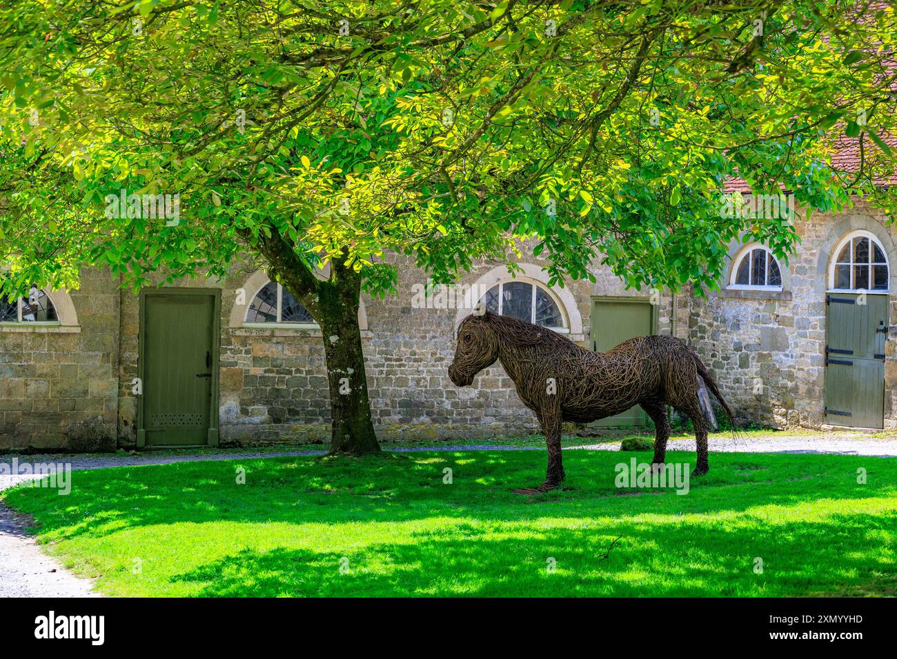 Ein extrem lebensechtes Weidenpferd-Pony im Stallhof von Stourhead Gardens, Wiltshire, England, Großbritannien Stockfoto