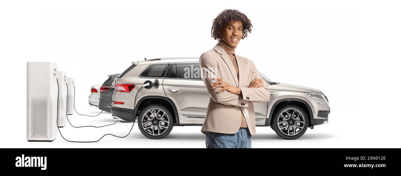 afroamerikanischer junger Mann an der EV-Ladestation isoliert auf weißem Hintergrund Stockfoto