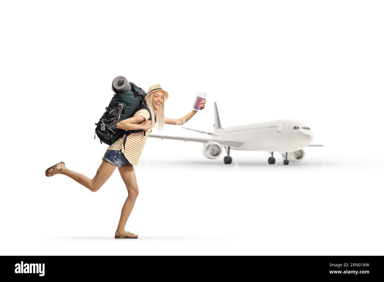 Profilaufnahme eines weiblichen Touristen mit einem Rucksack, der am Flughafen auf weißem Hintergrund läuft Stockfoto