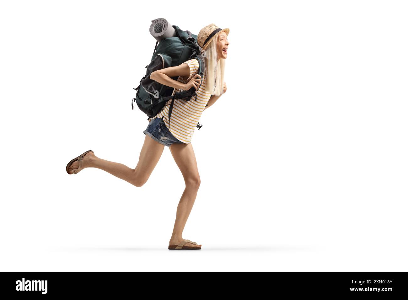 Profilaufnahme einer glücklichen weiblichen Stadttouritin mit einem Rucksack, der isoliert auf weißem Hintergrund läuft Stockfoto