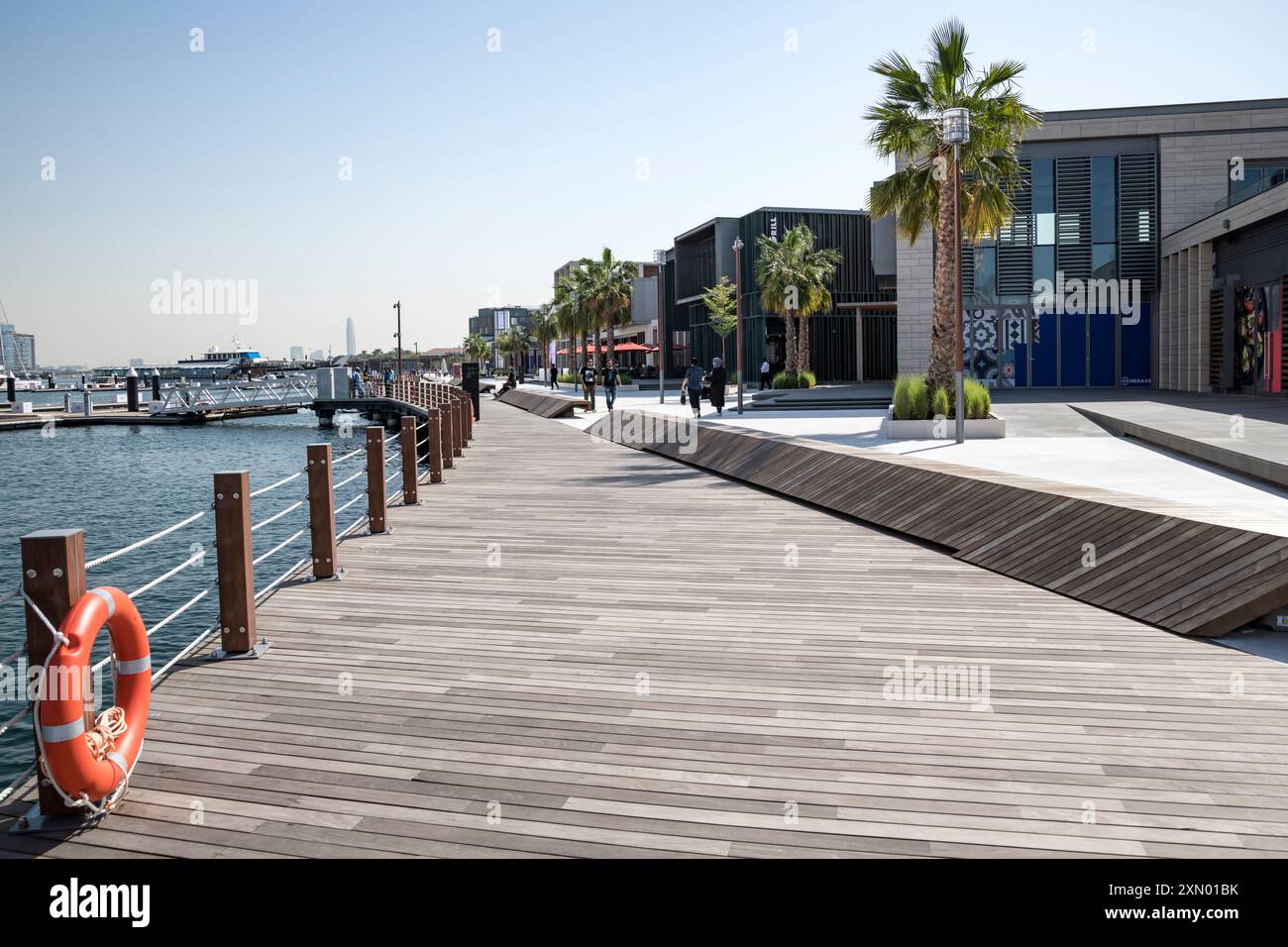 Al Seef in Dubai: Moderne und traditionelle Architektur mit Restaurants, Geschäften, Freizeit- und Touristenattraktionen, Vereinigte Arabische Emirate Stockfoto