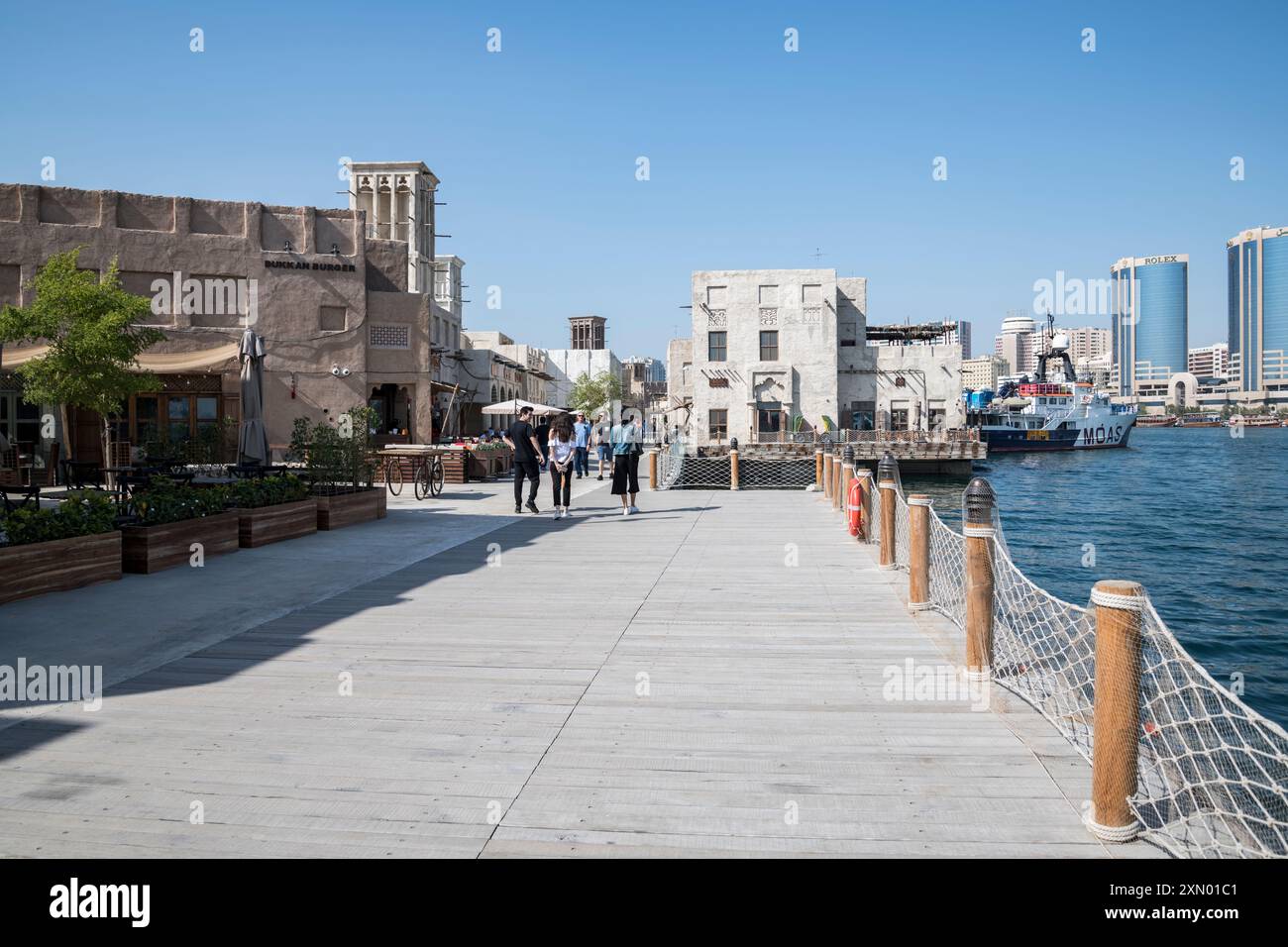 Al Seef in Dubai: Moderne und traditionelle Architektur mit Restaurants, Geschäften, Freizeit- und Touristenattraktionen, Vereinigte Arabische Emirate Stockfoto