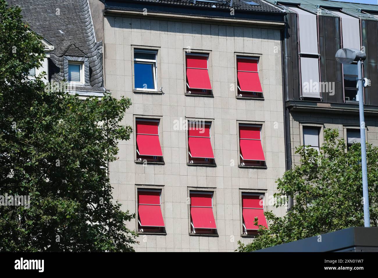 Düsseldorf 30.07.2024 Wohnen Wohnungen Immobilien Miete Mietpreise Altbau Renovierung Mietshaus Wohnungsbau Ballungsgebiet bezahlbarer Wohnraum Wohnungssuche Mietspiegel CO2-Preis CO2 Bundes-Klimaschutzgesetz Heizen Heizung Klimapaket Mieter Vermieter Mietpreis-Bremse Mietpreisbremse Wohnungsnot Klimasteuer Energiewende Büro Büros Homeoffice Home-Office Aluminium Jalousie Hitze Sonne Sonneneinstrahlung Sommer Sonnenstrahlen Sichtschutz Sonnenschutz Lamellen Witterungsschutz Aussenjalousie Fensterjalousie Fassadenmarkisen Düsseldorf Nordrhein-Westfalen Deutschland *** Düsseldorf 30 07 2024 hous Stockfoto