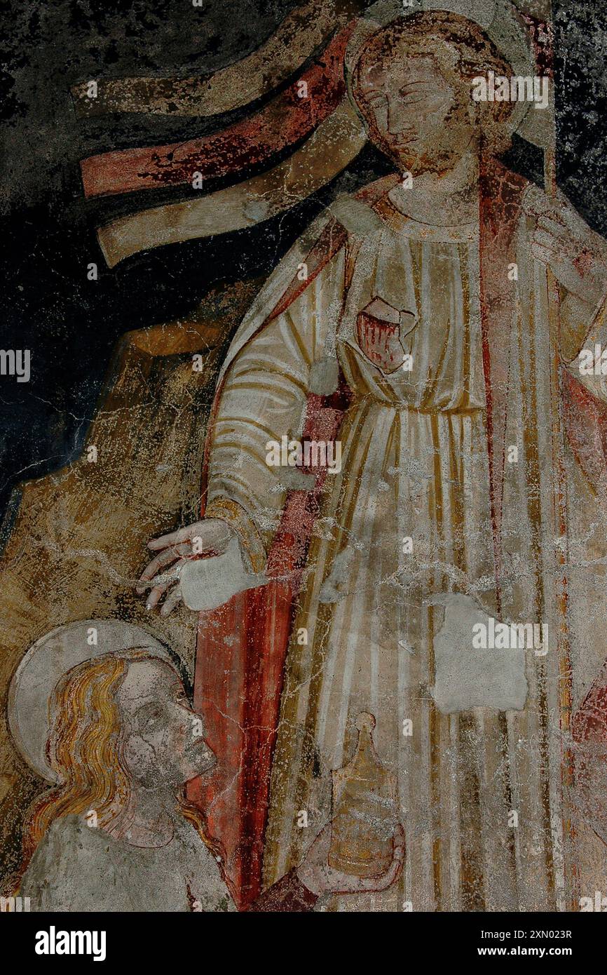 Maria Magdalena hält Salben- oder Parfümflasche, während sie zu den Füßen Jesu kniet. Detail aus dem spätmittelalterlichen Fresko in der Basilika Duomo di San Vigil in Trient, Italien. Stockfoto