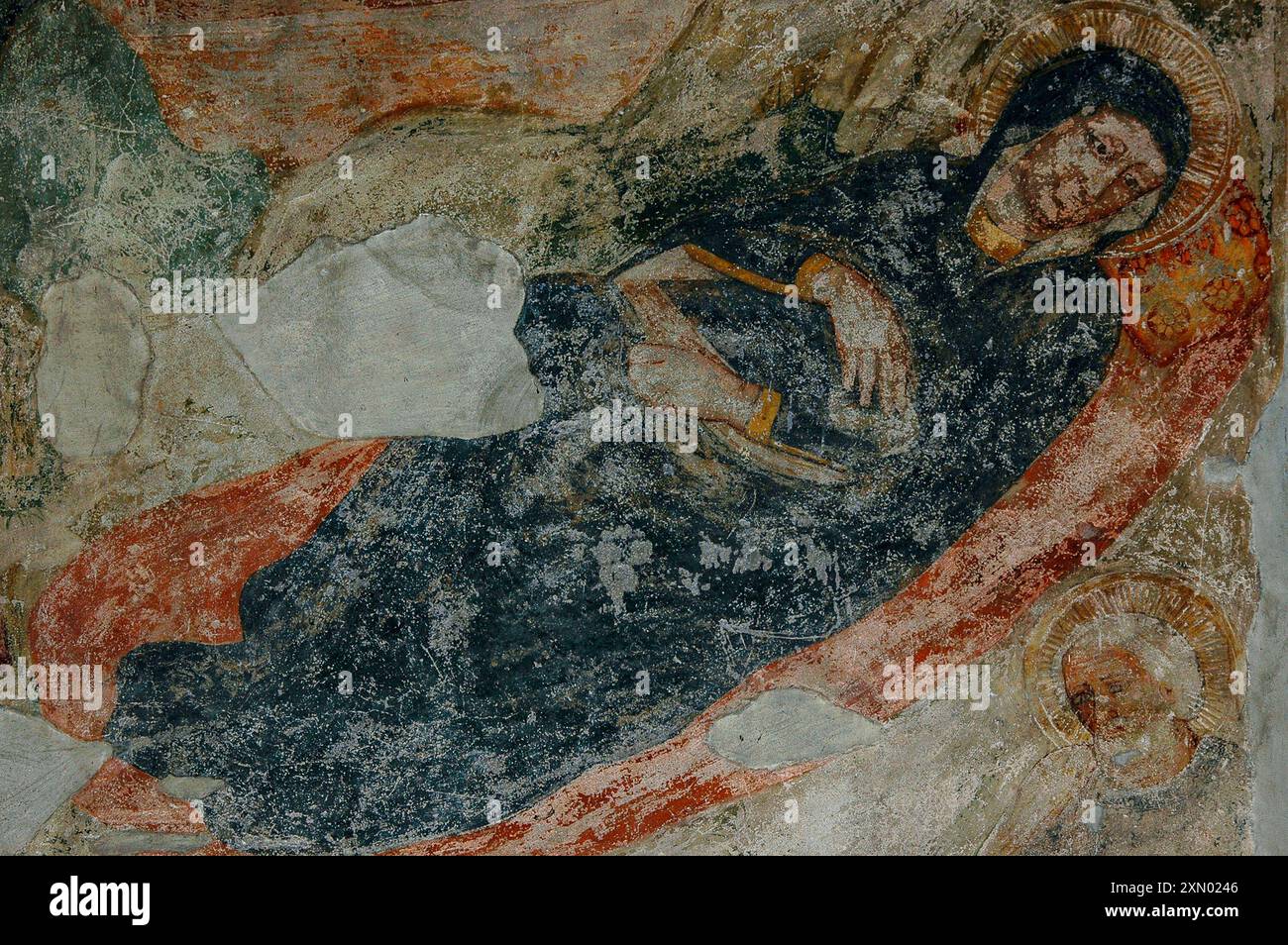 Die Geburt. Detail des beschädigten spätmittelalterlichen Freskos in der lombardisch-romanischen Kathedrale in Trient, Italien, der Basilika-Duomo di San Vigil. Stockfoto
