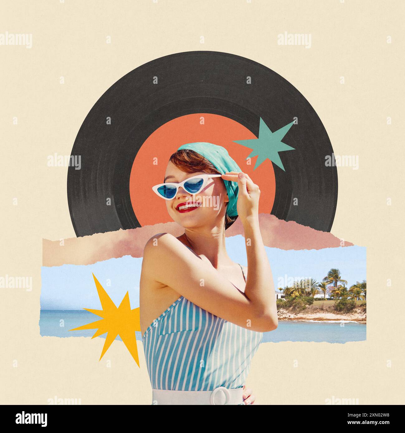 Zeitgenössische Kunstcollage. Lächelnde Frau in gestreiftem Badeanzug, die ihre Sonnenbrille vor dem Hintergrund des Strandes mit Schallplatte als Sonne anpasst. Stockfoto