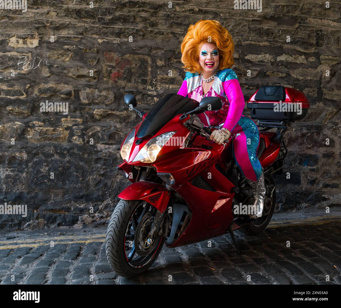 Edinburgh, Schottland, Großbritannien, 30. Juli 2024, Edinburgh Festival Fringe: Reigning Queen of RuPaul's Drag Race UK, Performerin Ginger Johnson, bringt ihre neue Show Ginger Johnson Blows Off! Zum Edinburgh Festival Fringe, mit einem Motorrad bei Mark 1 Motorcycles. Quelle: Sally Anderson/Alamy Live News Stockfoto