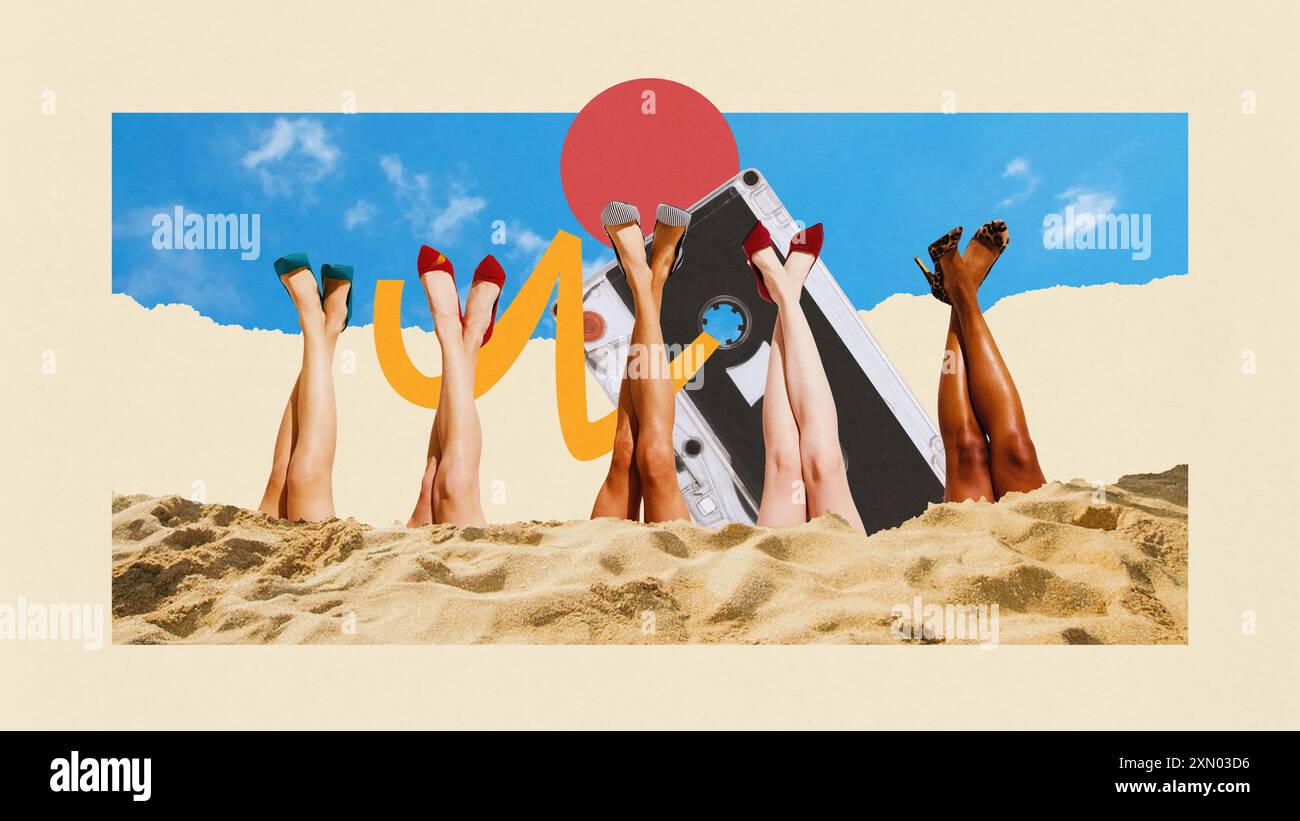 Zeitgenössische Kunstcollage. Damenbeine in verschiedenen Schuhen, die aus dem Sand ragen, mit Kassettenband und roter Sonne im Hintergrund des blauen Himmels. Stockfoto