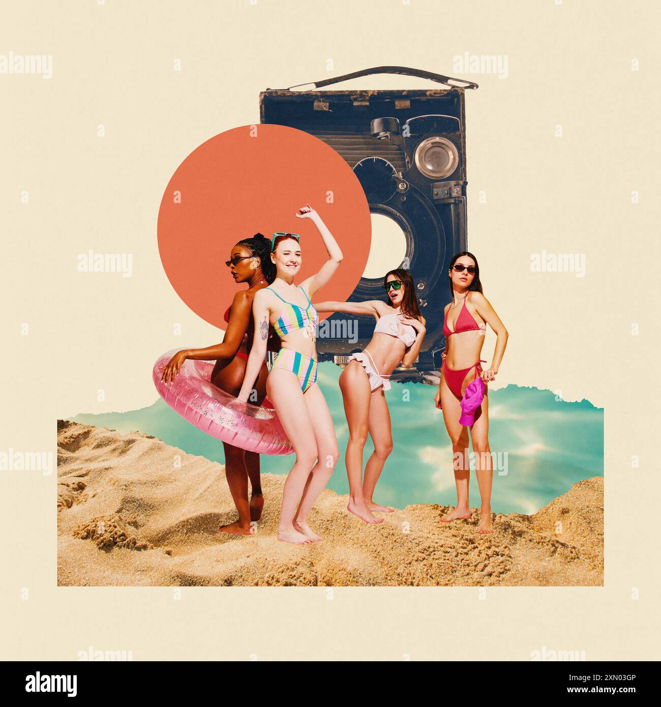 Zeitgenössische Kunstcollage. Frauen in bunten Badeanzügen posieren am Sandstrand am Meer vor Hintergrund mit großer Vintage-Kamera. Stockfoto