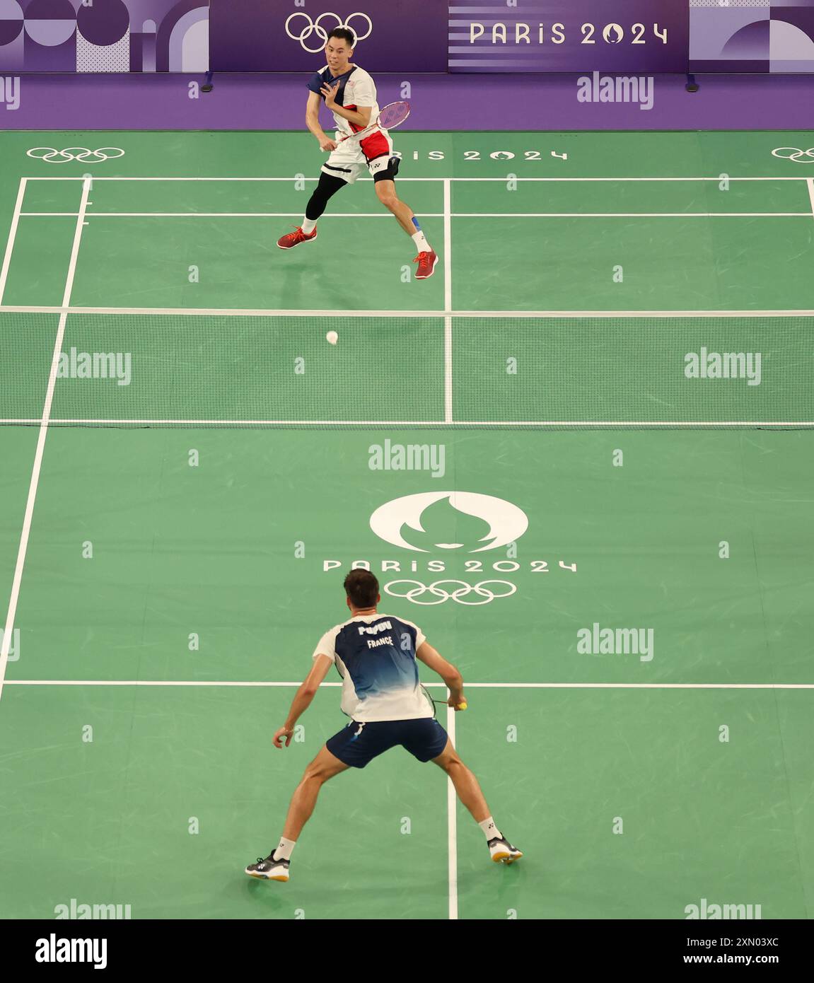 Paris, Frankreich. 30. Juli 2024. Der Amerikaner Howard Shu tritt am vierten Tag der Olympischen Spiele in Paris am 30. Juli 2024 gegen den Franzosen Toma Junior Popov in den Badminton Singles an. Popov gewann das Spiel 21:12, 21:11. Foto: Hugo Philpott/UPI Credit: UPI/Alamy Live News Stockfoto