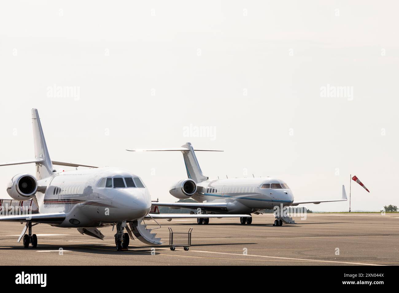 Dassault Falcon 2000EX und ein Bombardier Global 6000 am Privatflughafen Biarritz. Stockfoto