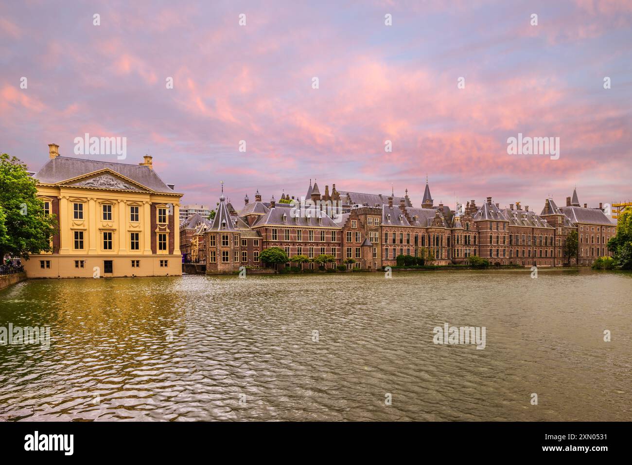 Das Mauritshuis und das Hofvijver befinden sich im Stadtzentrum von den Haag, Niederlande Stockfoto