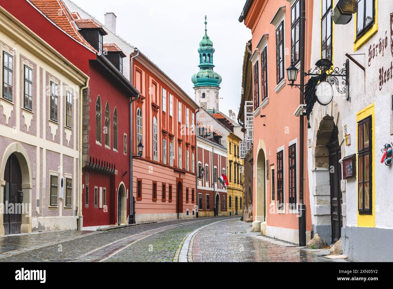 Blick auf die neue Straße, eine der ältesten Straßen in Sopron, im Hintergrund steht der Feuerturm, Symbol der Stadt Sopron, Ungarn Stockfoto