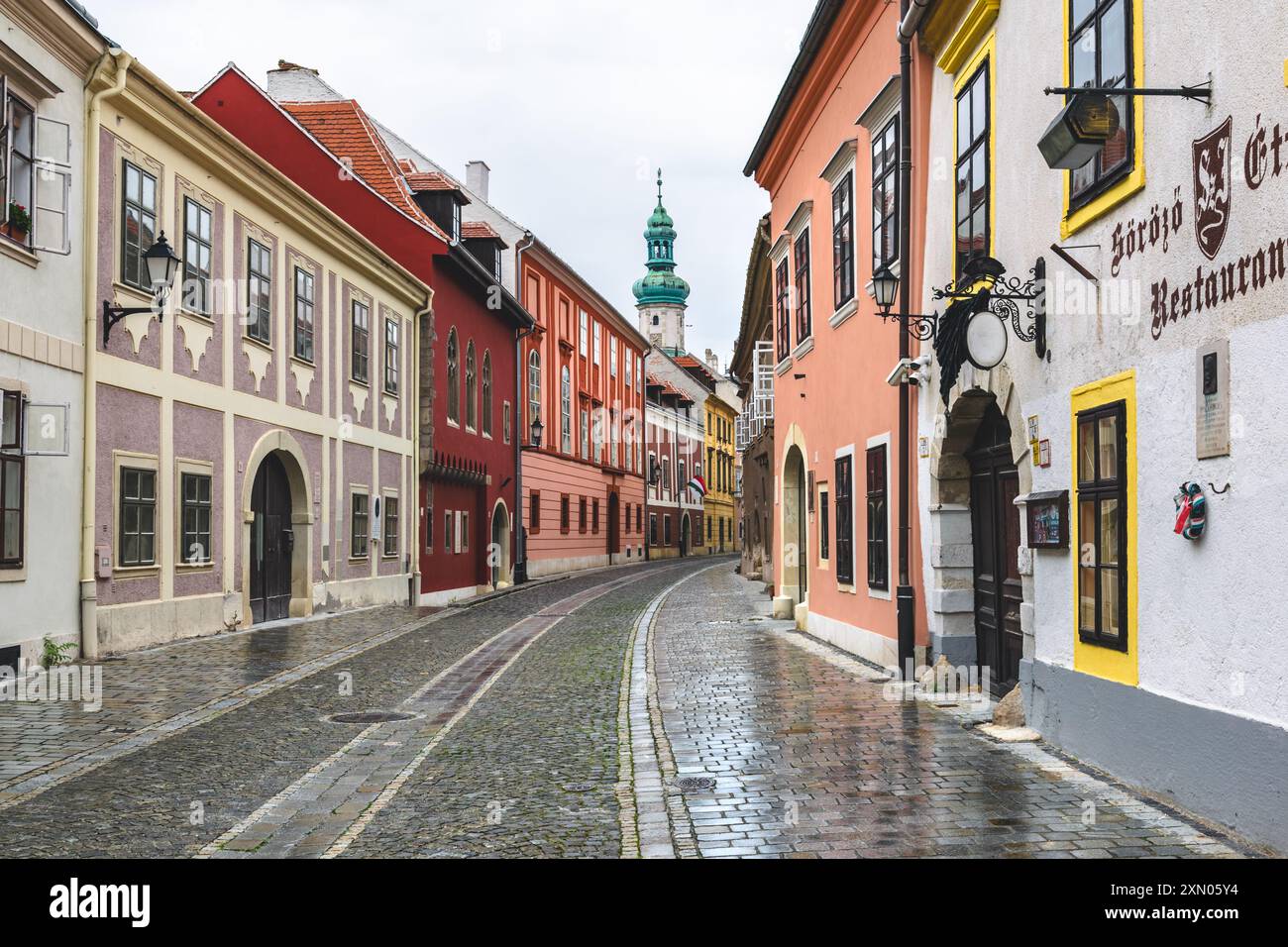 Blick auf die neue Straße, eine der ältesten Straßen in Sopron, im Hintergrund steht der Feuerturm, Symbol der Stadt Sopron, Ungarn Stockfoto