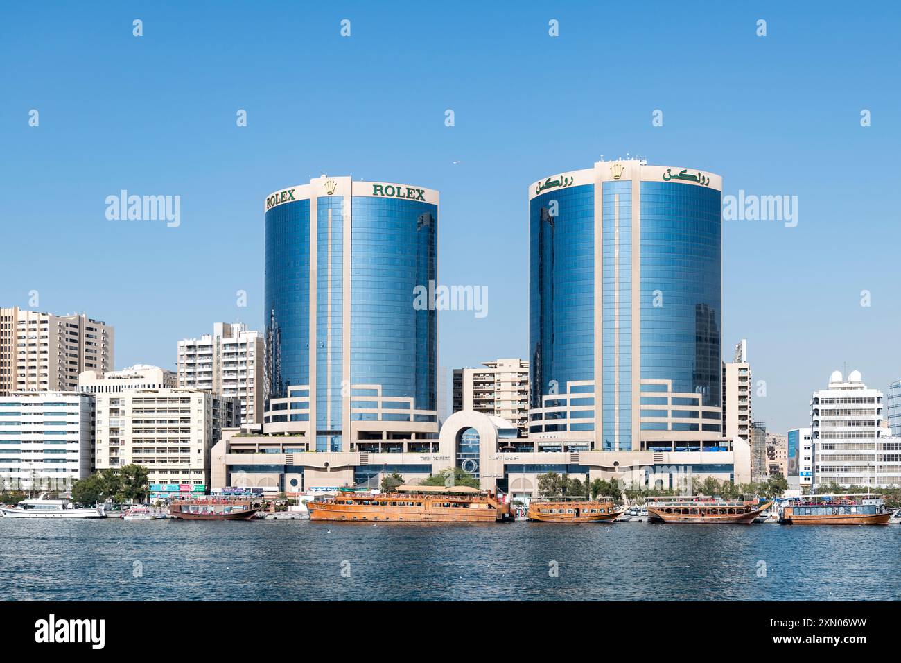 Vereinigte Arabische Emirate, Dubai, 20. Januar 2018. Die Deira Twin Towers, auch bekannt als Dubai Twin Towers oder Rolex Towers mit arabischen Dhows Stockfoto